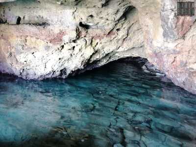 Le successive sono piccole caverne gemelle semibuie che si susseguono una accanto all�altra, in cui a spiccare � l�acqua verde smeraldo in contrasto con l�ocra e il viola delle pareti rocciose